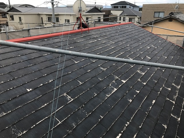 カラーベスト葺き屋根。<br />
長年の雨風に晒されて、表面の塗膜がはげ落ち素地が表れています。